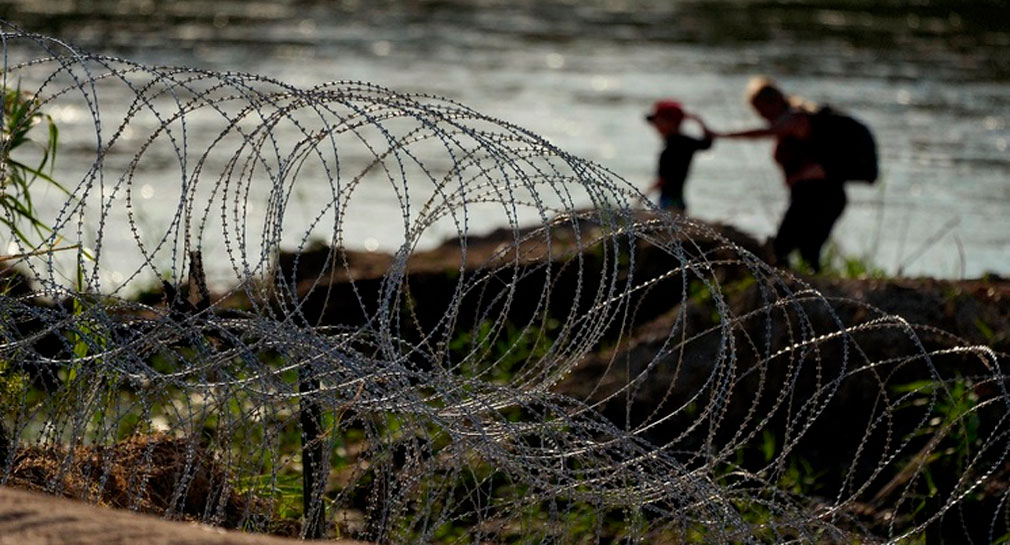 Departamento de Justicia de EEUU demandará a Texas por colocar barreras flotantes