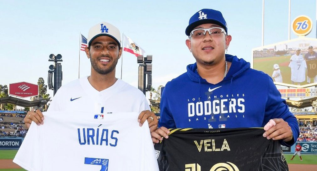 Carlos Vela se reúne con Julio Urías y lanza la primera bola del juego entre Dodgers y Reds
