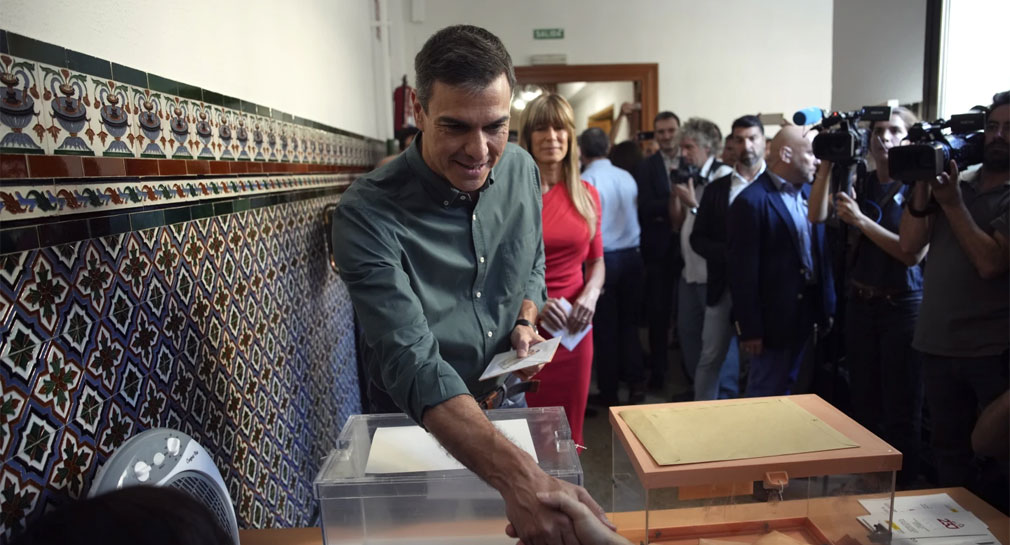 Acuden españoles a votar en elecciones generales, que podrían llevar a otro miembro de la UE hacia la derecha