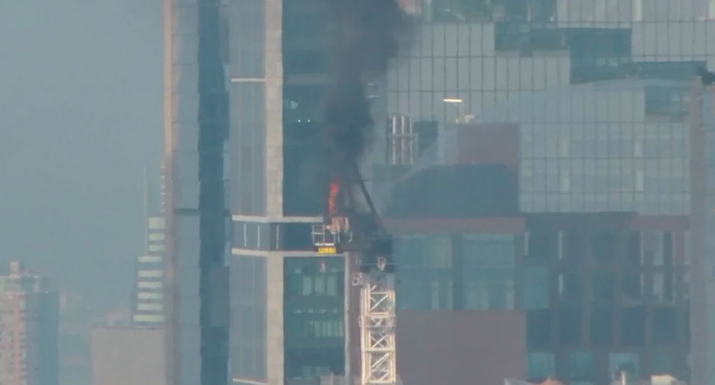 Grúa de construcción se incendia en Nueva York, su brazo choca contra edificio y cae en pleno centro de la ciudad (VIDEO)