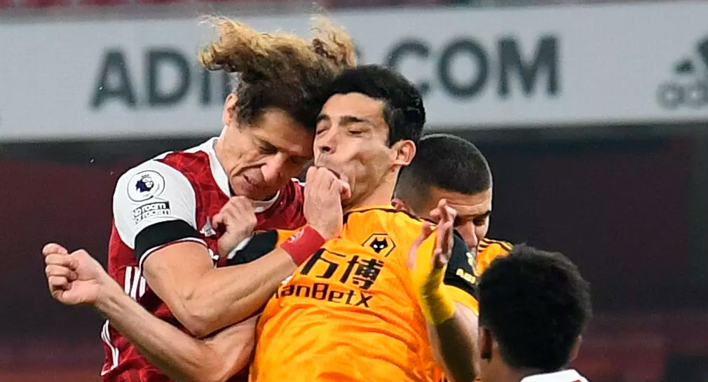 Cabezazos en el futbol incrementan riesgo de deterioro cognitivo, revela estudio de la FA