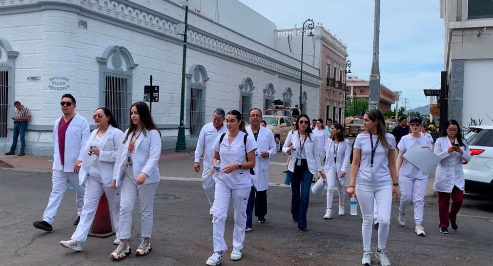 Se manifiestan médicos en apoyo al anestesiólogo Gustavo Aguirre frente al Palacio de Gobierno en Hermosillo