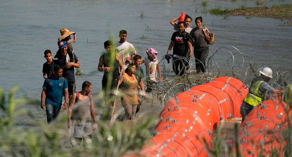 Cierran puente internacional en Texas para contener flujo migratorio