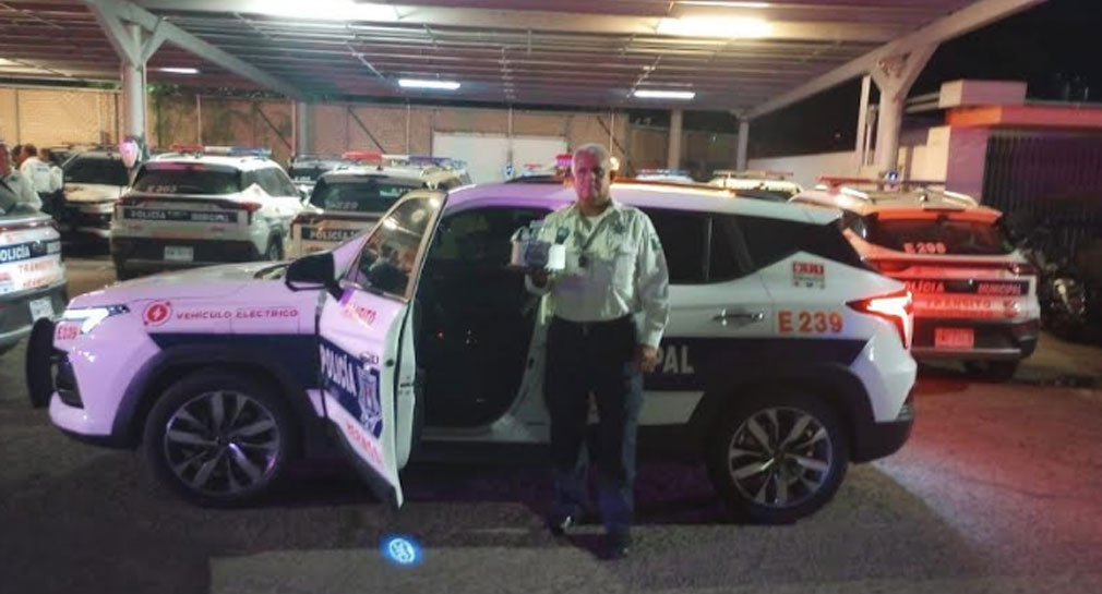 Después de 33 años de servicio a Hermosillo, despiden al oficial de tránsito Álvarez Magallanes en su último turno