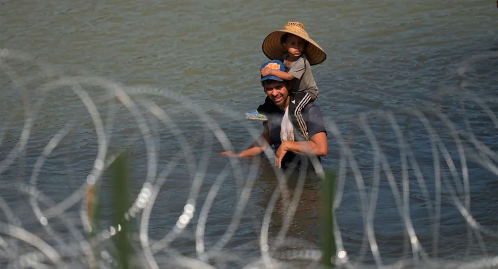 Texas usa declaratorias de emergencia para instalar barrera flotante en el río Bravo