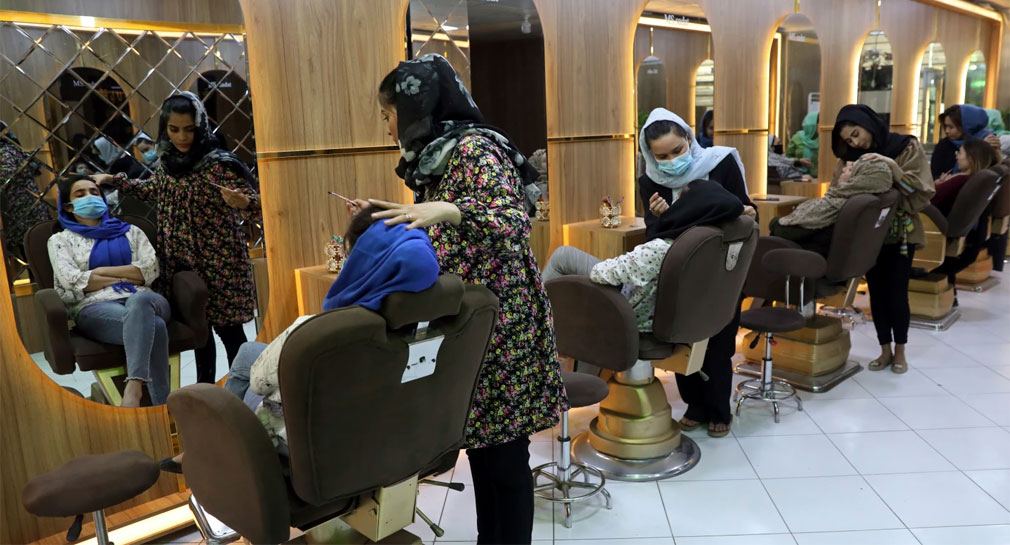 Talibanes dejan sin trabajo a 60 mil afganas con el cierre de salones de belleza