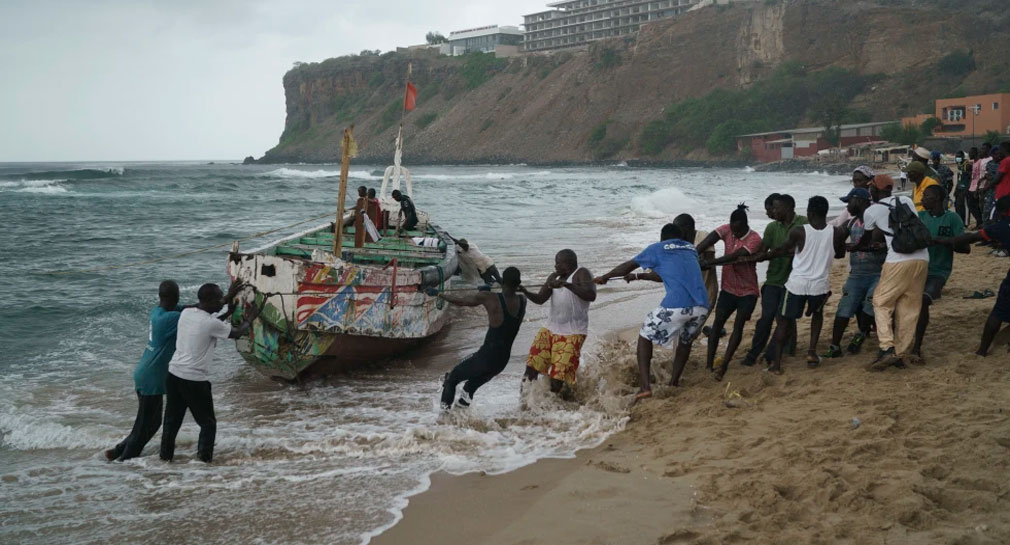 Mueren 17 migrantes tras naufragio frente a costas de la capital de Senegal