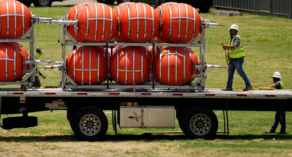 Inicia Texas construcción de muro flotante en el río Bravo para evitar cruce de migrantes