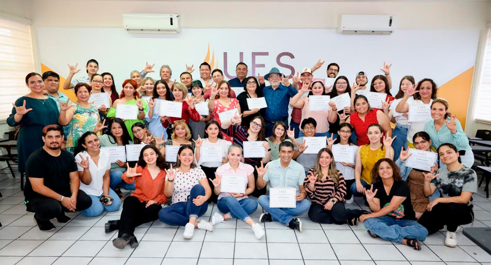 Se gradúan 44 personas de cursos básicos e intermedios de Lengua de Señas Mexicana en la UES