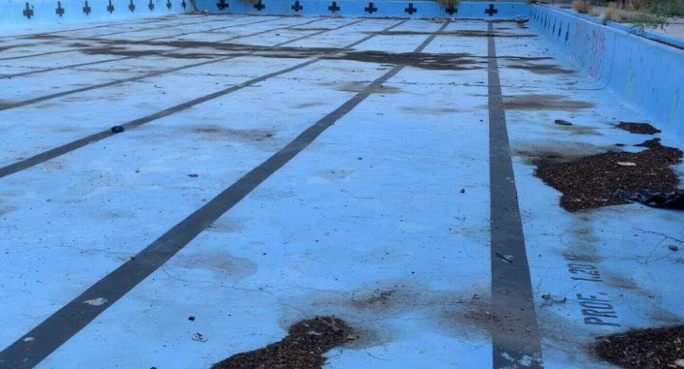 En abandono la alberca, infraestructura derrumbada y con maleza está la Unidad Deportiva Héctor Espino, de Hermosillo