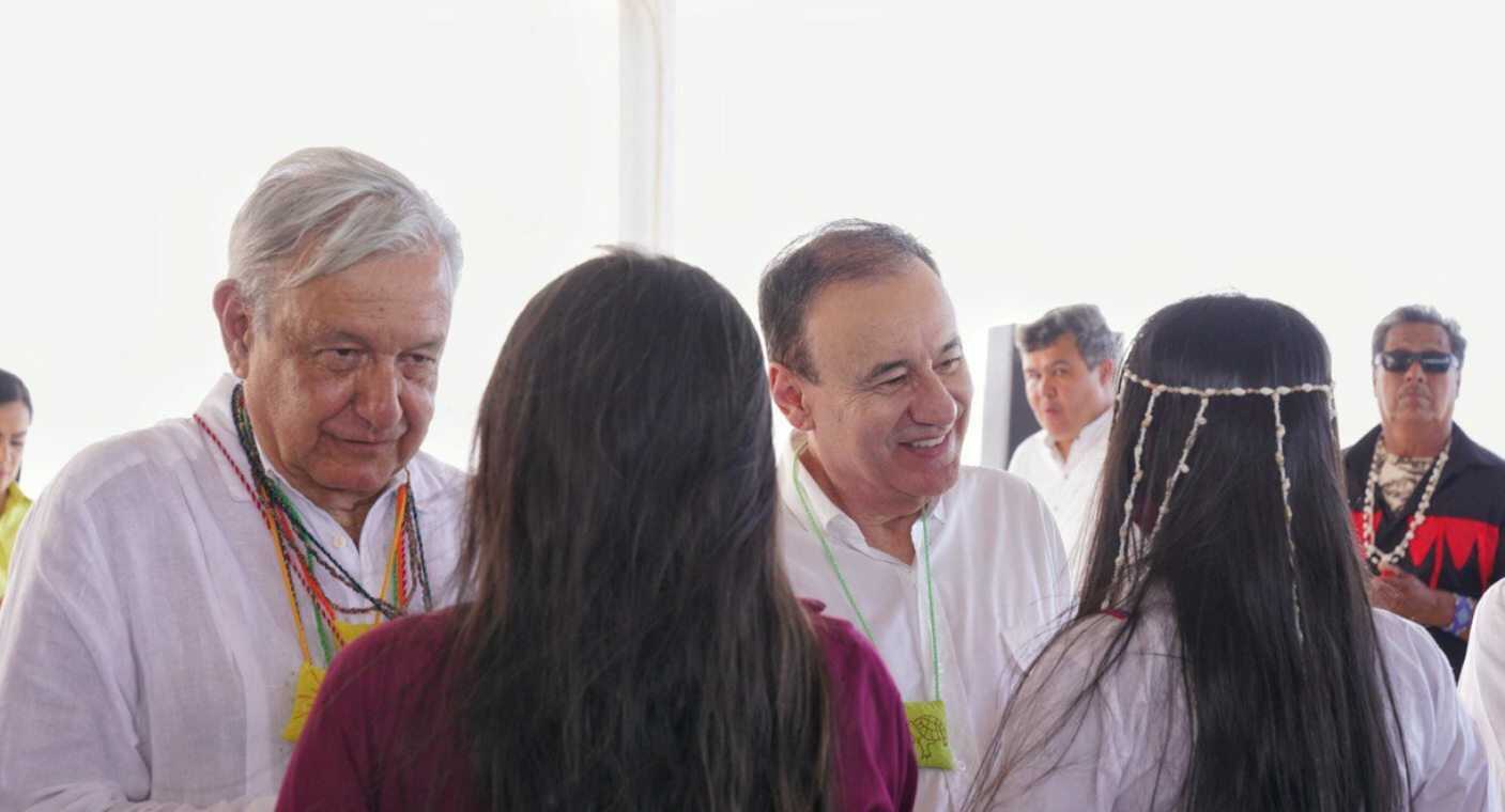 Anuncia AMLO construcción de carreteras de Bahía de Kino a Puerto Libertad, telebachilleratos, casas y acueductos en pueblos seris