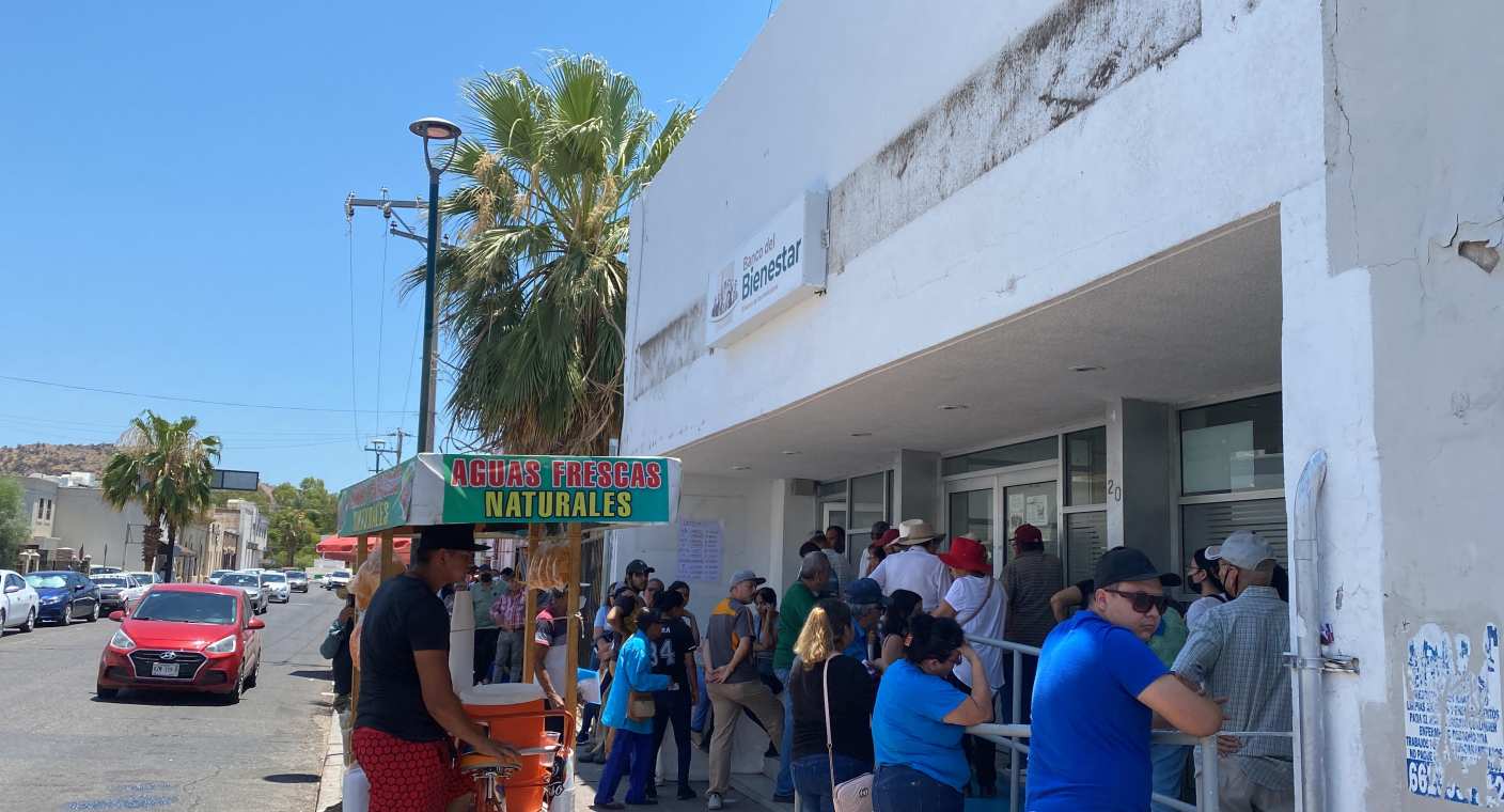 Desde las 5:00 am y bajo el sol, adultos esperan para ser atendidos por afuera de Bancos del Bienestar en Hermosillo (SONDEO)