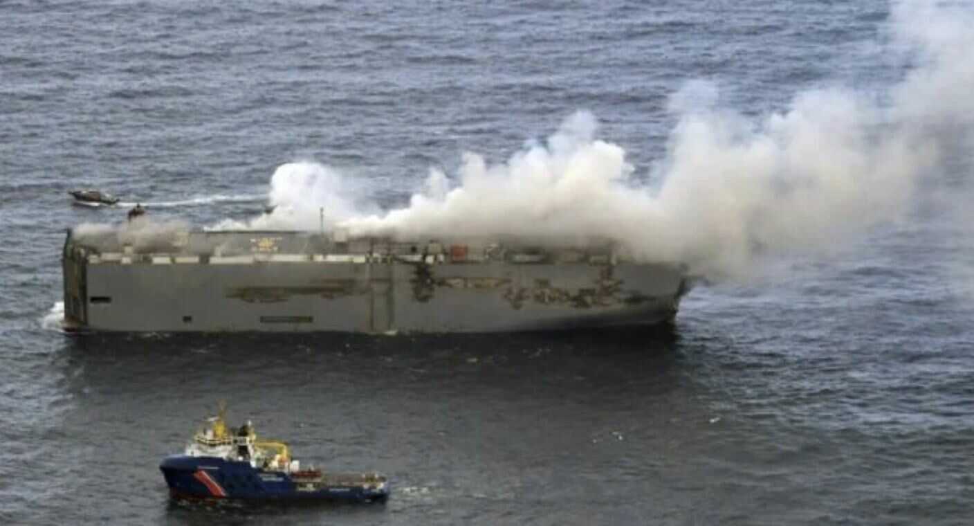 Se incendia barco con casi 3 mil autos en Holanda