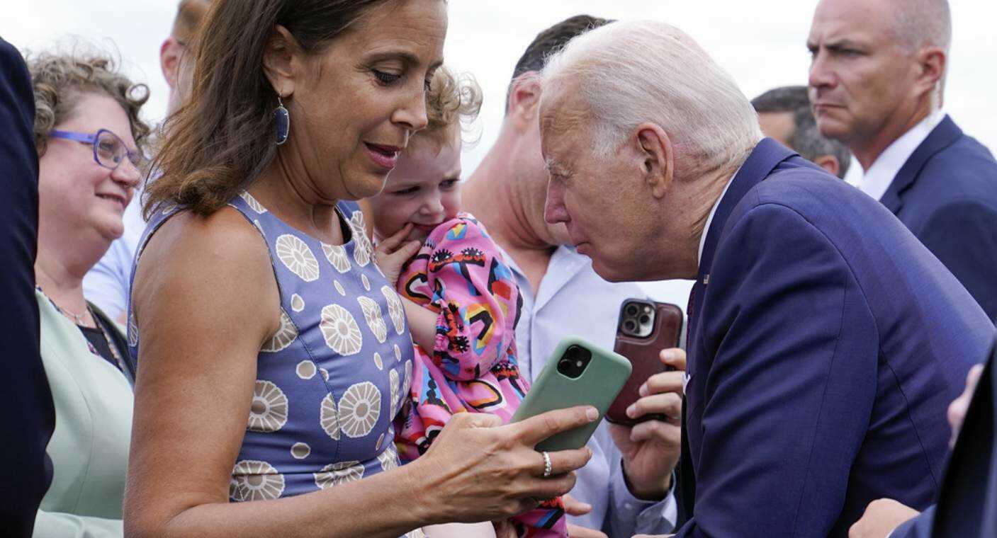 Biden muerde de broma a una niña durante su visita a Finlandia (VIDEO)