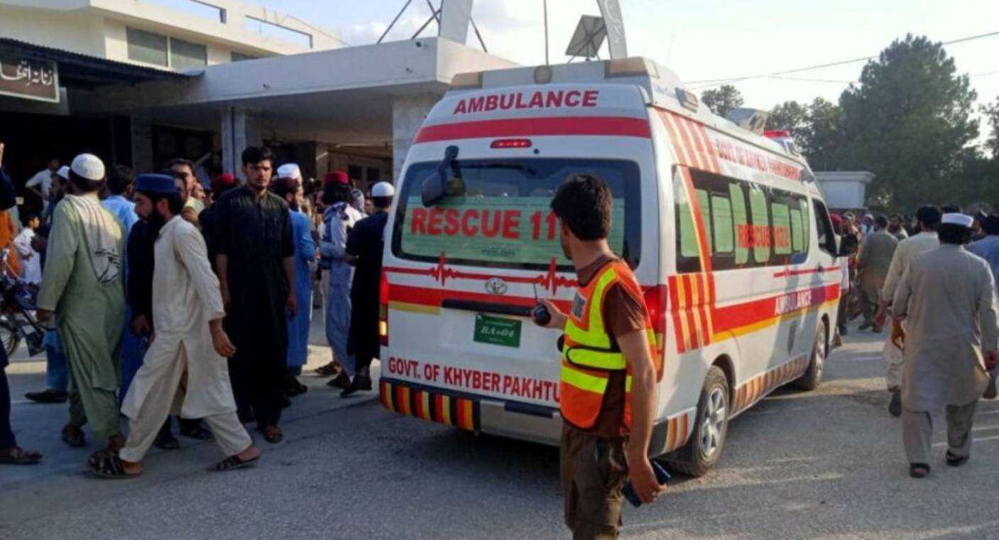 Explota bomba durante mitin político y deja 40 muertes, en Pakistán