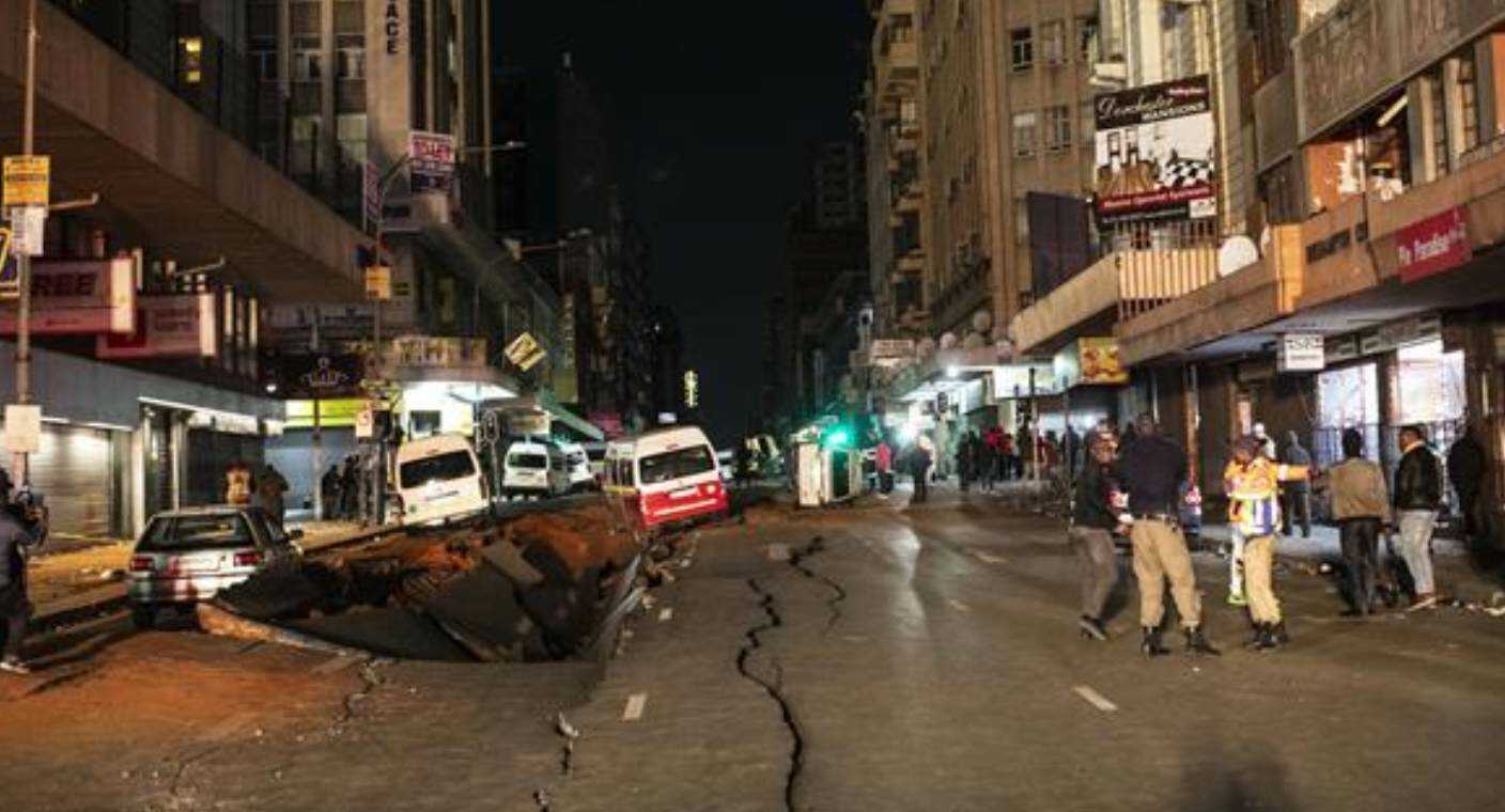 Captan cómo explosión parte en dos una calle de Sudáfrica; hubo un muerto y 48 heridos (VIDEO)