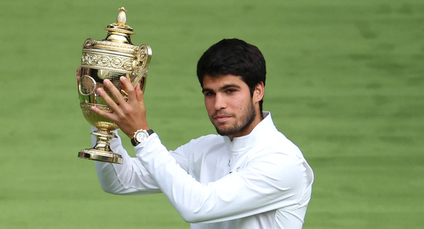 Carlos Alcaraz se consagra campeón de Wimbledon por primera vez con solo 20 años tras vencer a Novak Djokovic