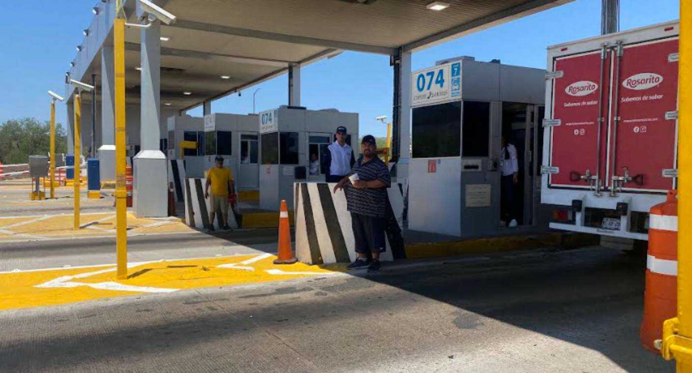 Manifestantes toman caseta de cobro al norte de Hermosillo para exigir su eliminación y el libre tránsito por Sonora