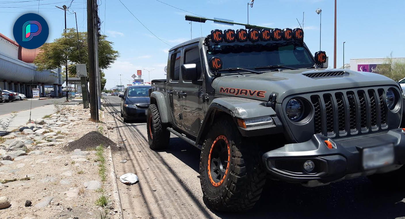 Chocan dos vehículos por invadir carril en bulevar Solidaridad en Hermosillo