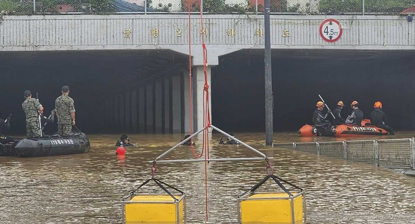 Sacan 9 cuerpos de túnel inundado por fuertes lluvias en Corea del Sur