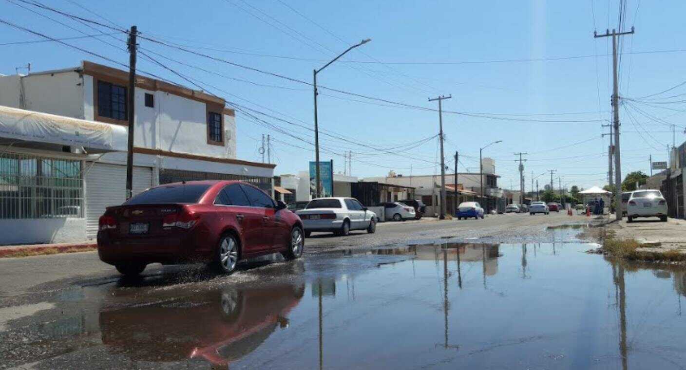 Personal de AguaH repara fuga sobre avenida Doctor Paliza, en colonia Las Granjas de Hermosillo