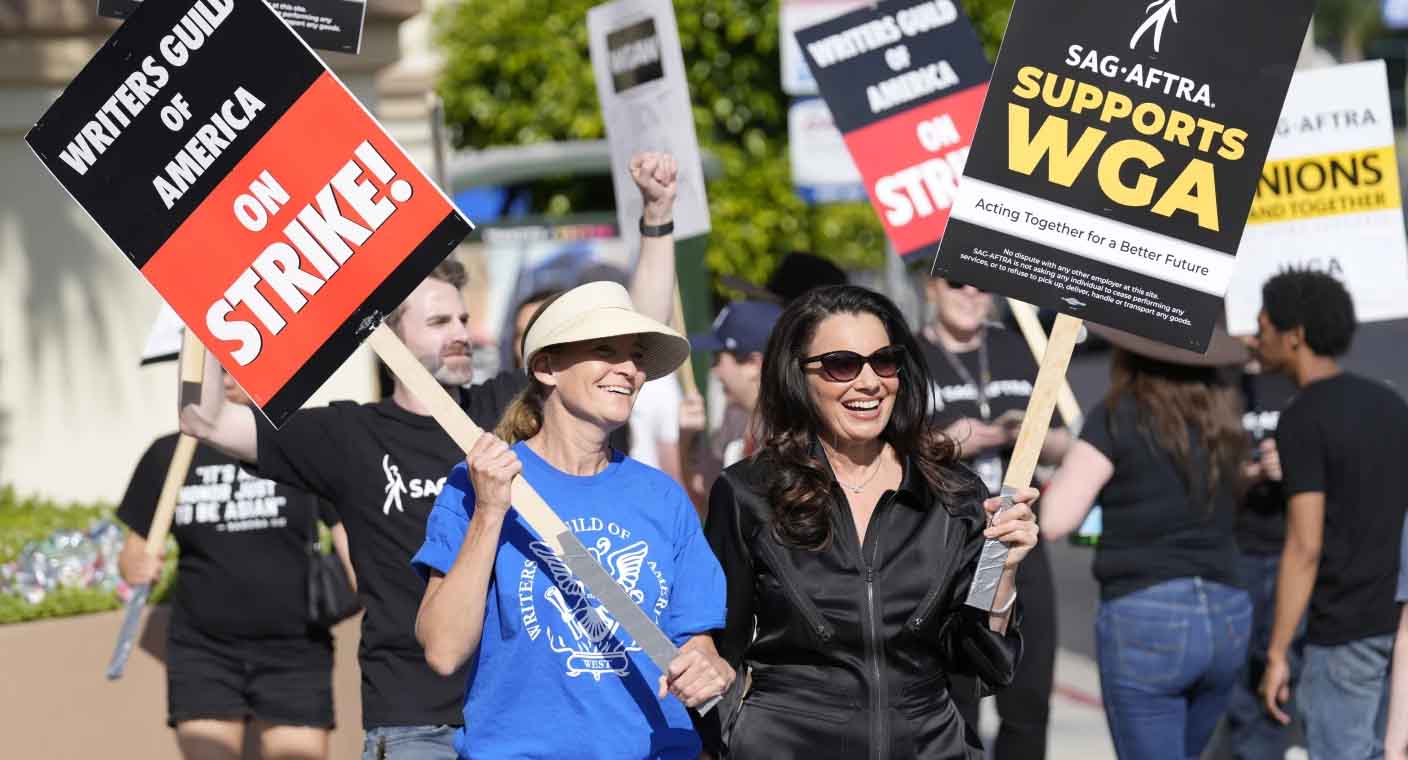 Guionistas y estudios de Hollywood logran acuerdo que podría poner fin a huelga