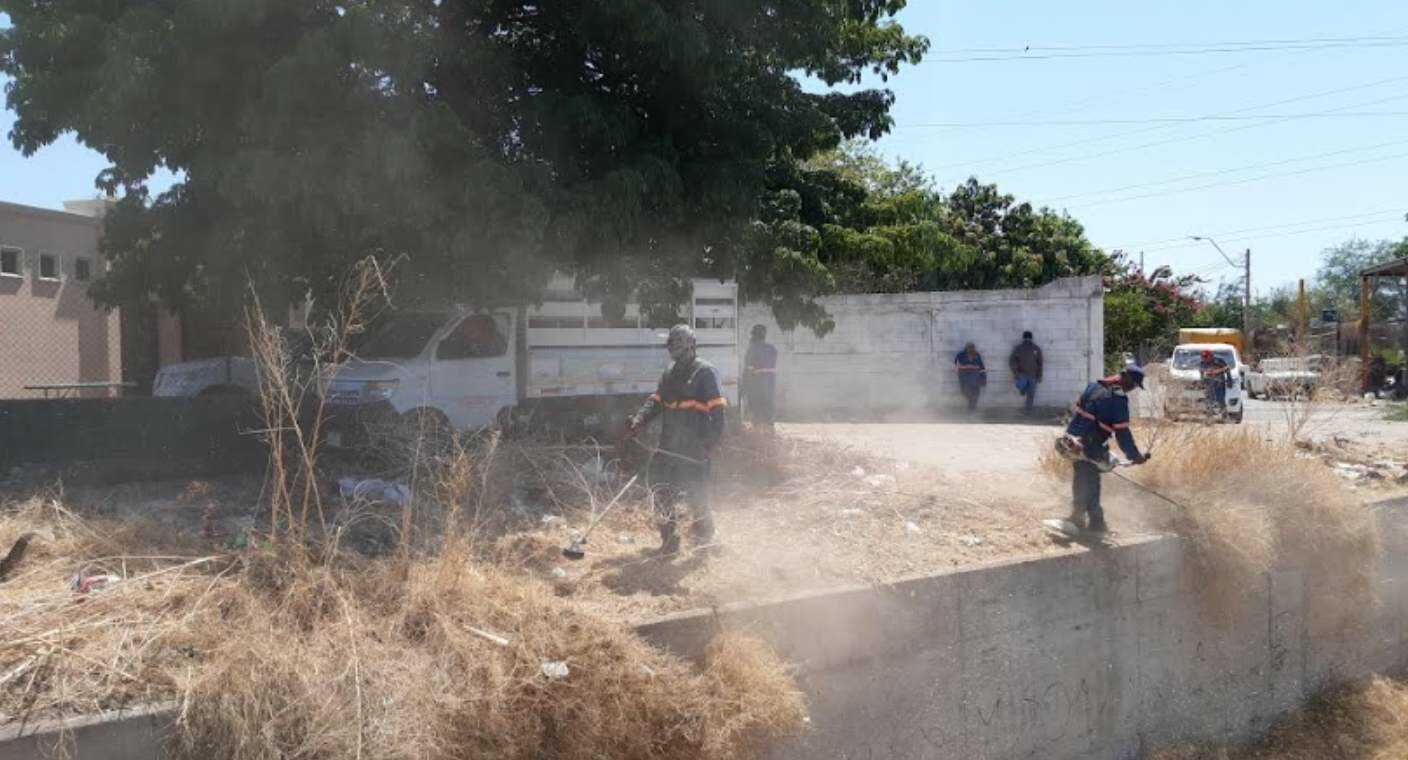 Limpian canal cerca del bulevar Lázaro Cárdenas para evitar basura acumulada por lluvias en Hermosillo