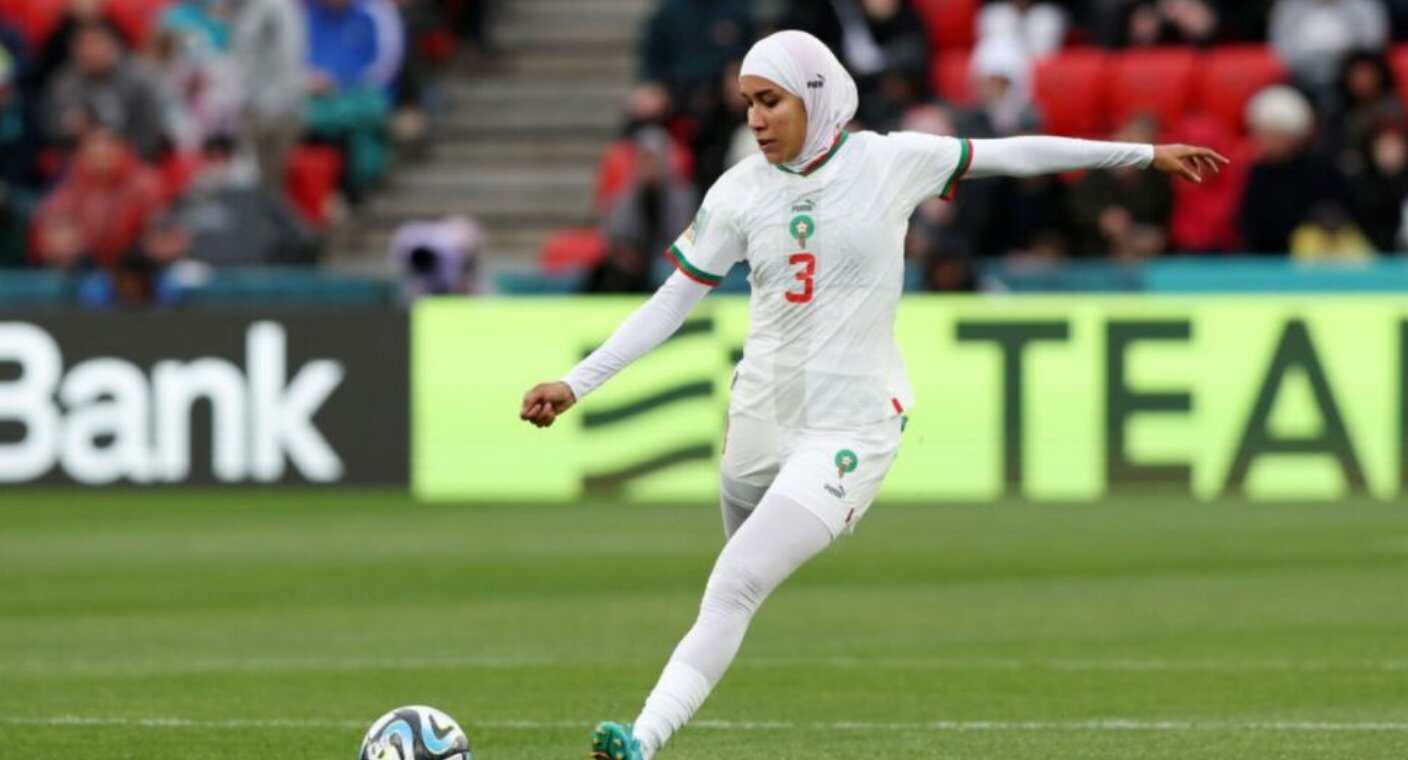 Nouhalia Benzina es la primera futbolista en usar el hiyab en el Mundial Femenil