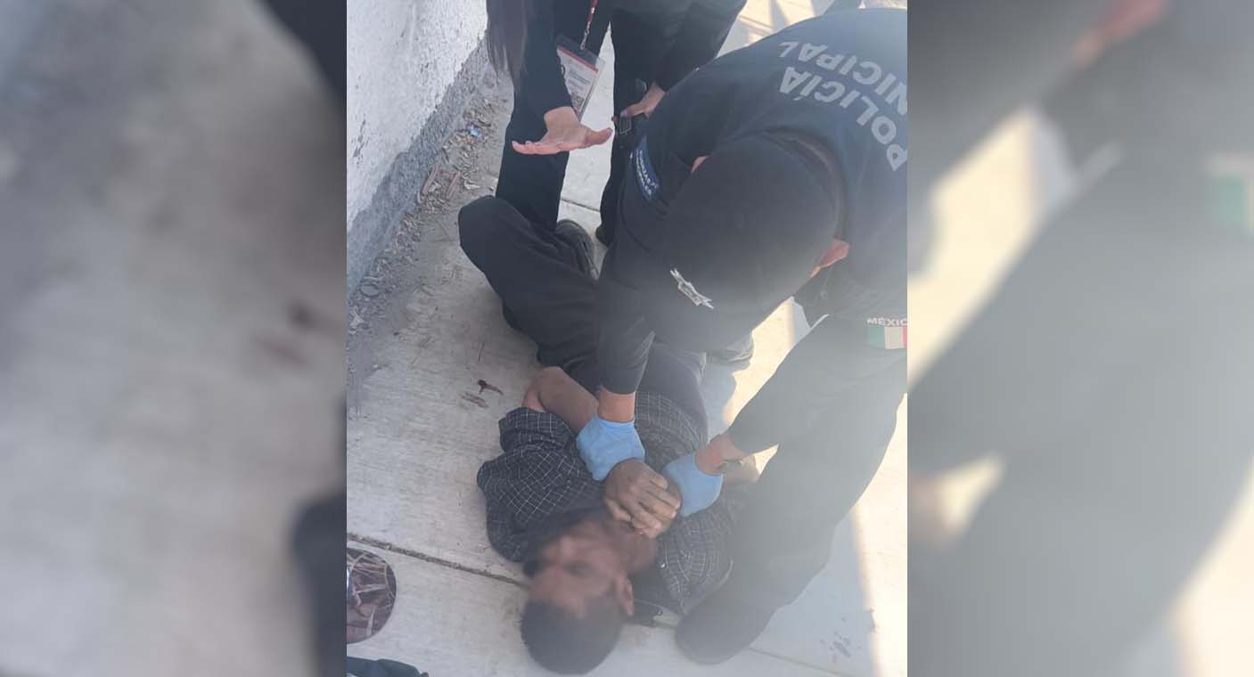 Policías auxilian a hombre que cayó a banqueta por crisis convulsiva en Hermosillo