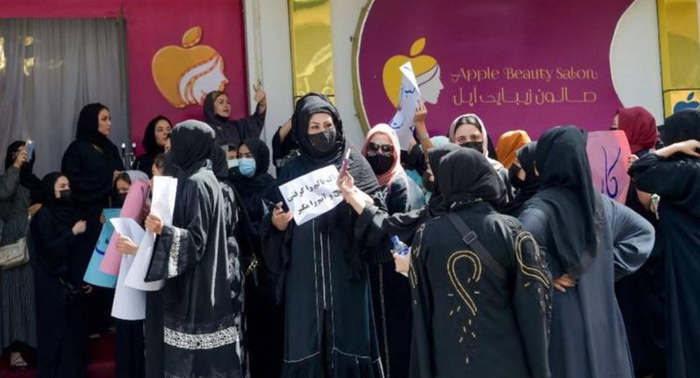 Talibanes reprimen a mujeres que protestan contra el cierre de salones de belleza