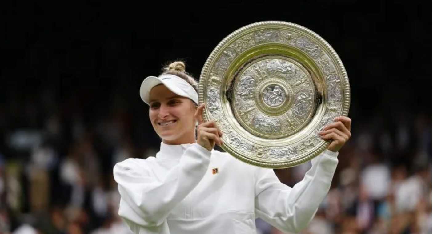 Vondrousova se convierte en la primera mujer en la historia con la menor clasificación que gana Wimbledon