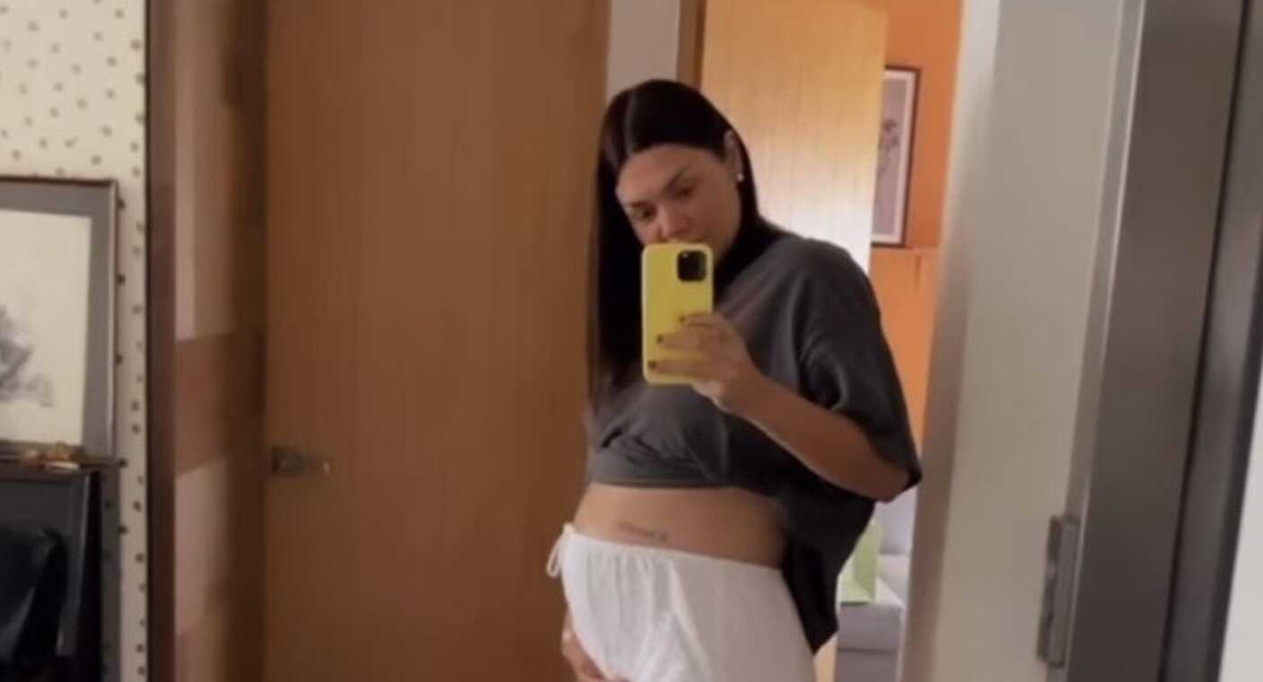 Yuridia comparte sus últimos meses de embarazo maquillándose con canciones de Kali Uchis y Peso Pluma