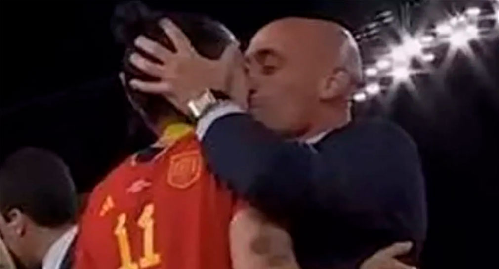 Piden destitución del presidente de Federación Española de Futbol tras beso a Jennifer Hermoso en final del Mundial
