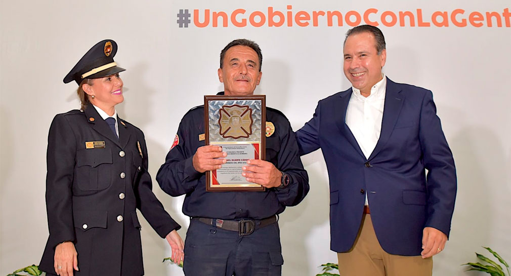 Recibe José Ángel Duarte reconocimiento como el Bombero del Año 2023 en Hermosillo