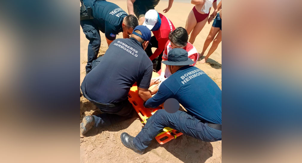 Bomberos rescatan a hombre de 50 años que se ahogaba en Bahía de Kino