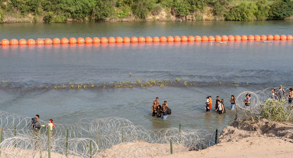 Descarta gobernador de Texas que boyas causaran muerte de migrantes