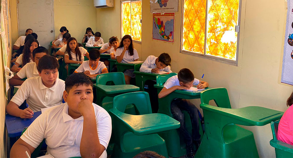 Casi 100 estudiantes de secundaria Humberto Gutiérrez en Hermosillo toman clases en trailas y esperan construcción de nuevo plantel