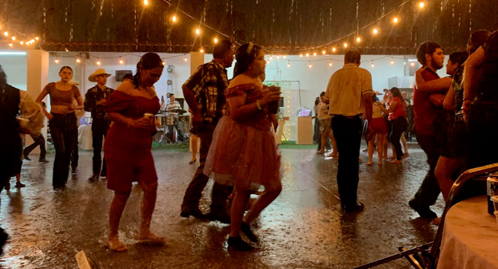 La lluvia no detuvo el festejo de Fernanda, quien celebró sus XV años en colonia El Ranchito de Hermosillo con sus seres queridos