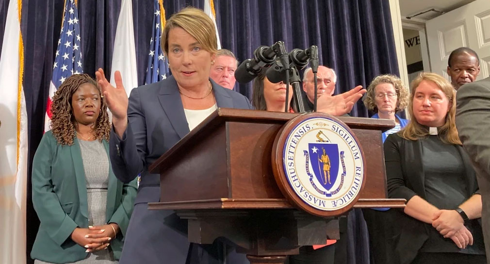 Gobernadora de Massachusetts declara estado de emergencia por llegada de migrantes