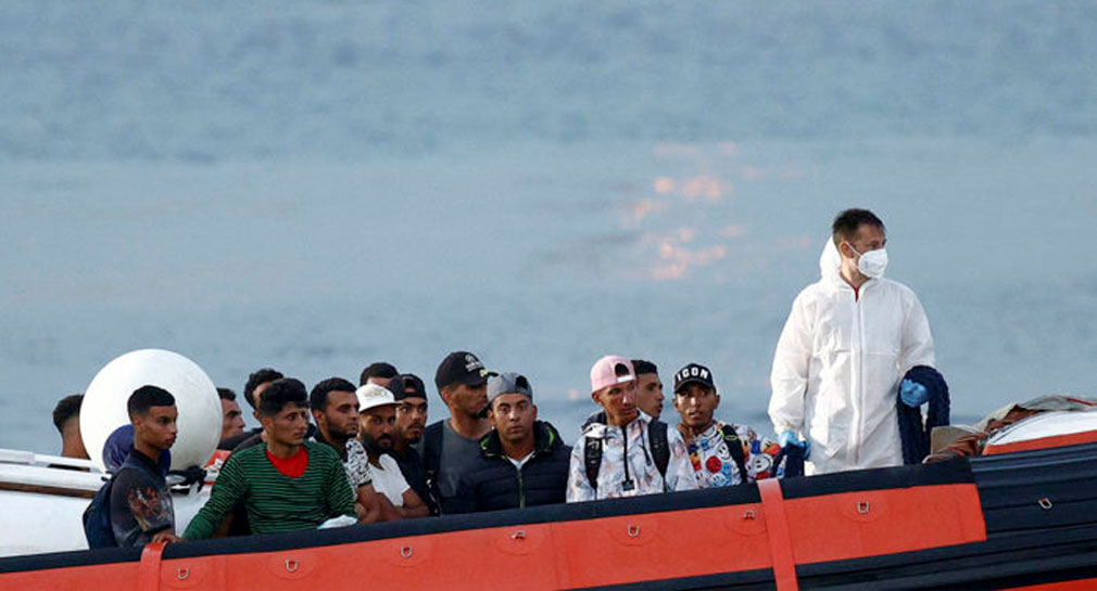 Mueren 41 migrantes en naufragio frente isla italiana, 4 sobreviven