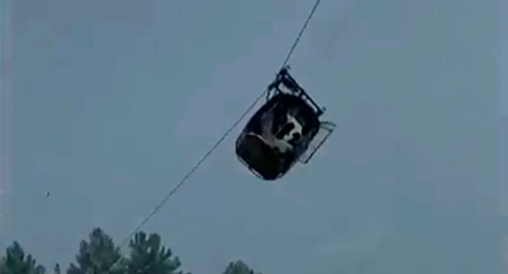 Rescatan a 2 menores atrapados en teleférico en Pakistán, pero restan 6