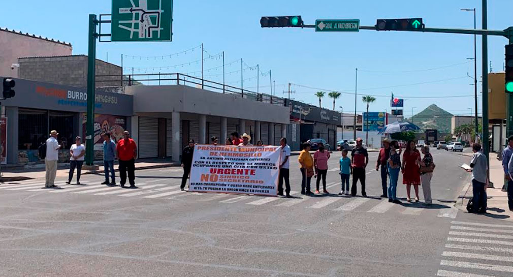 Bloquean manifestantes calle Rosales de Hermosillo para exigir reunión con alcalde, por presunto despojo de terrenos