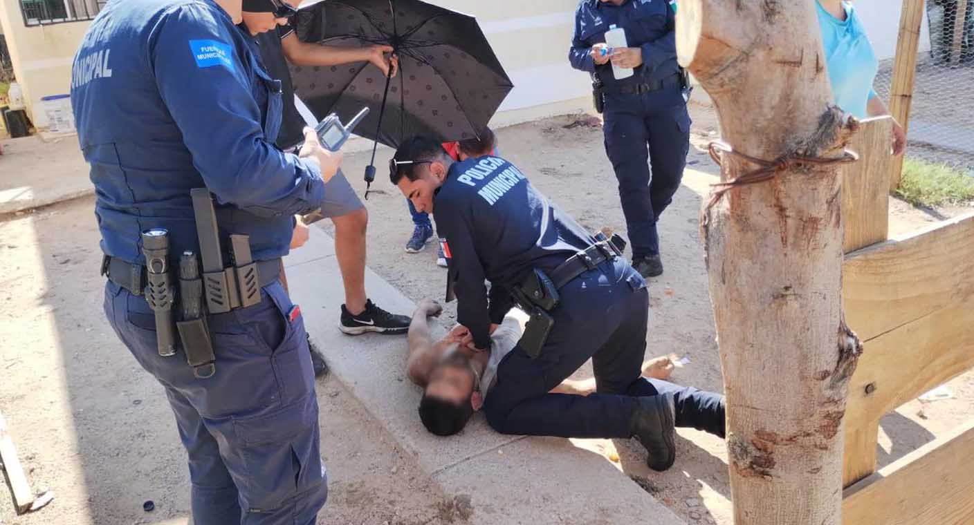 Policía le salva la vida a hombre tras sufrir descarga eléctrica en Hermosillo