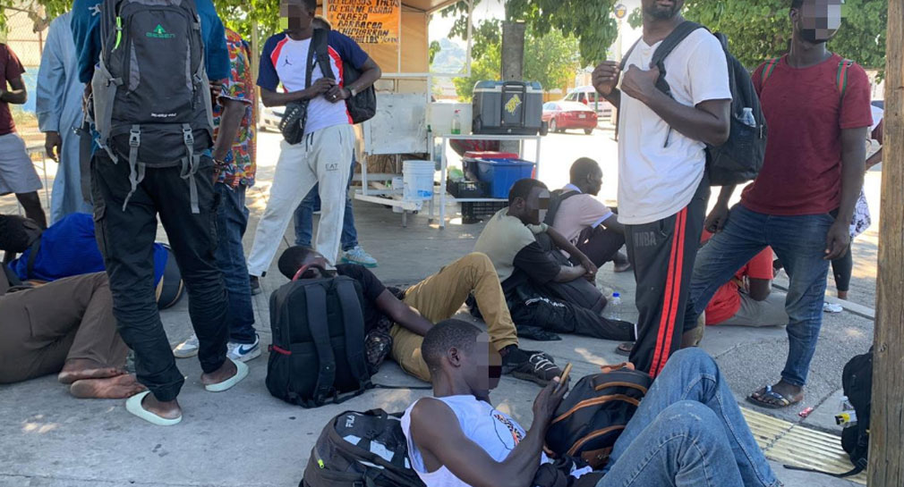 Casi 50 migrantes africanos se encuentran en central camionera de Hermosillo, buscan trasladarse a Sonoyta para llegar a EEUU