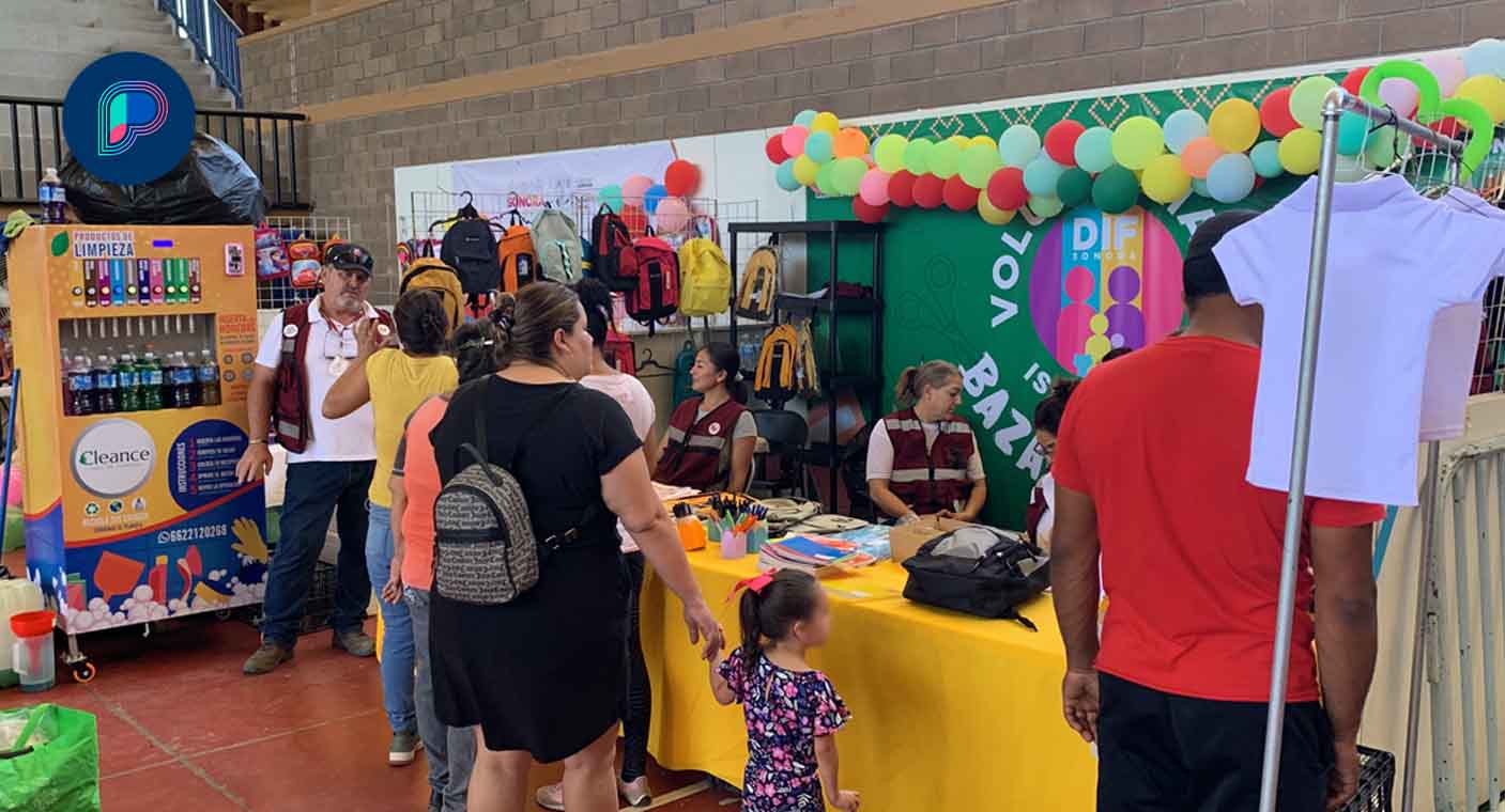 Acuden en busca de artículos escolares para este regreso a clases padres y madres de familia a bazar de DIF Sonora en Hermosillo
