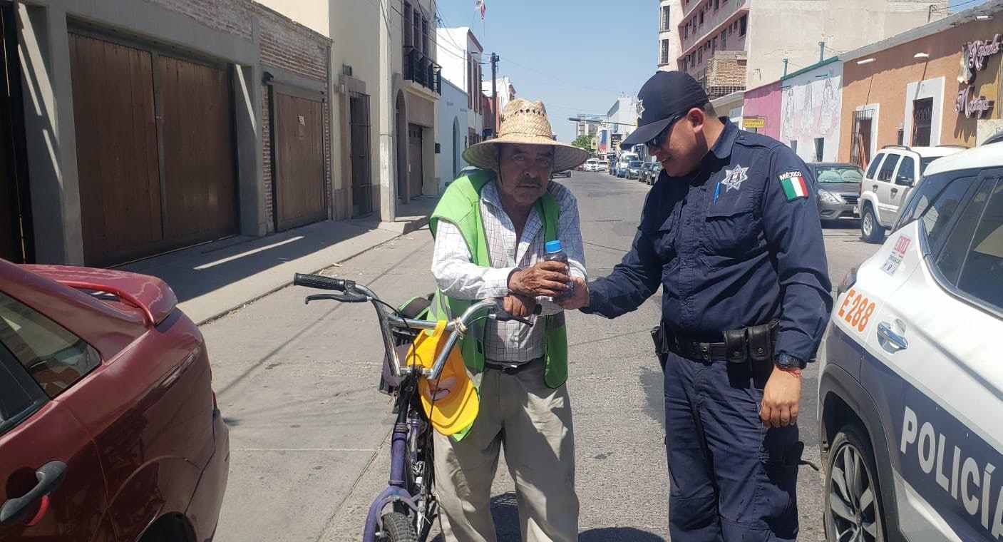 Policías Regalan A La Ciudadanía Suero Y Agua En Hermosillo Para Evitar Golpes De Calor 7238