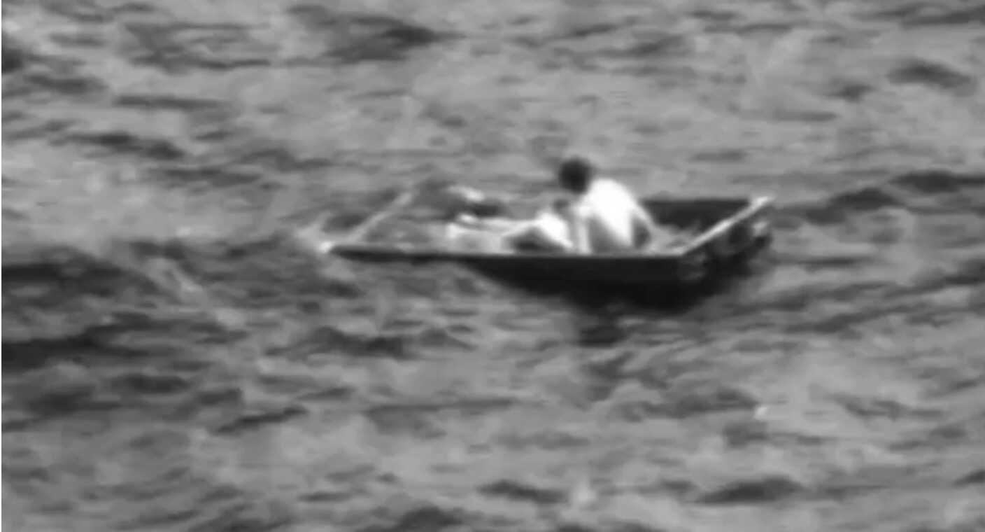 Rescatan a joven con vida en bote casi sumergido tras desaparecer frente a la costa de Florida