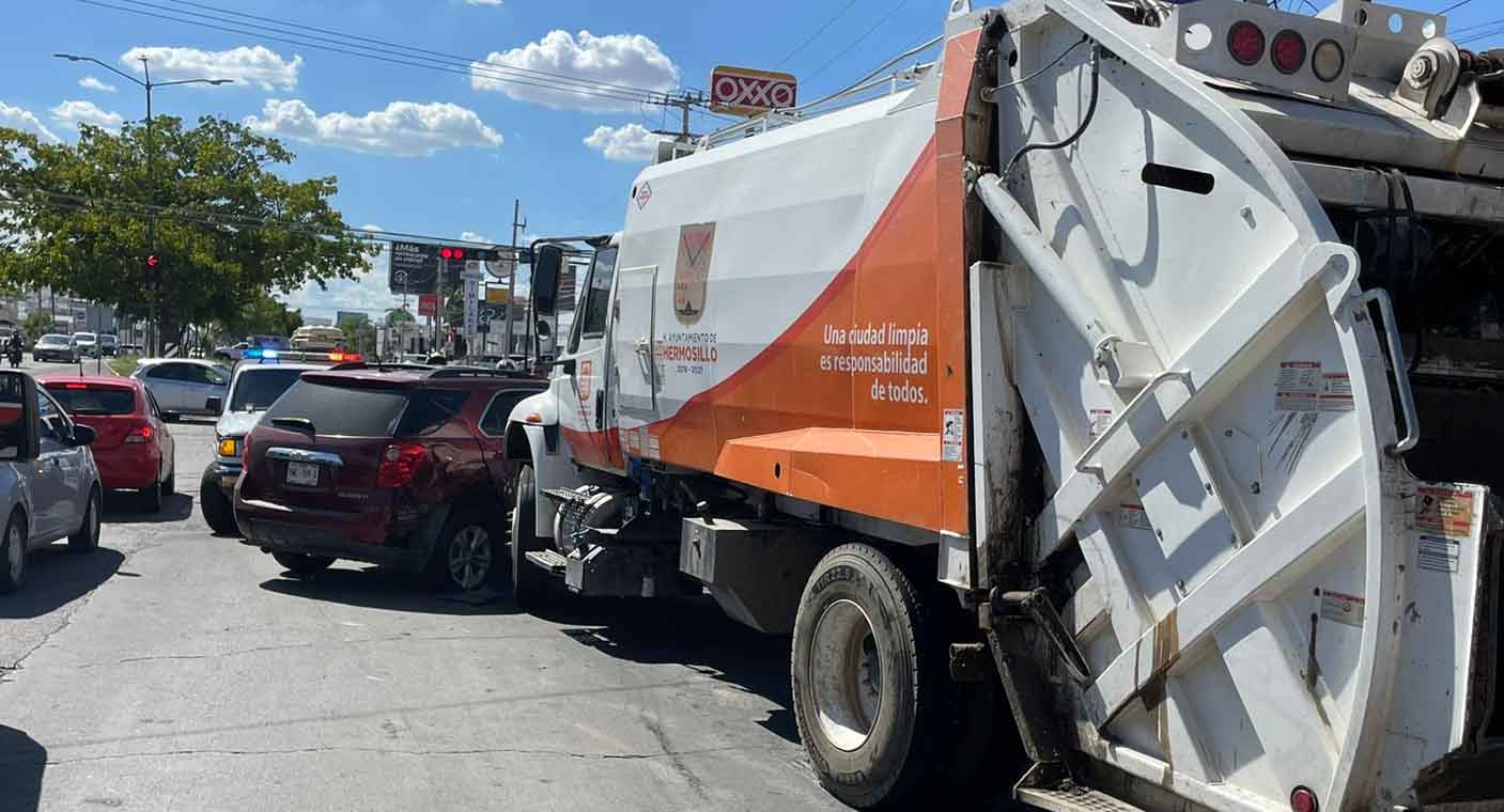 Camión de basura impacta a vehículo en colonia Valle Verde en Hermosillo