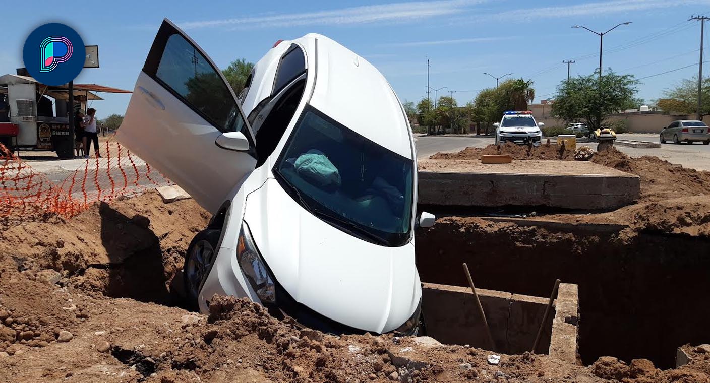 Camioneta cae a zanja en bulevar Gaspar Luken al norponiente de Hermosillo