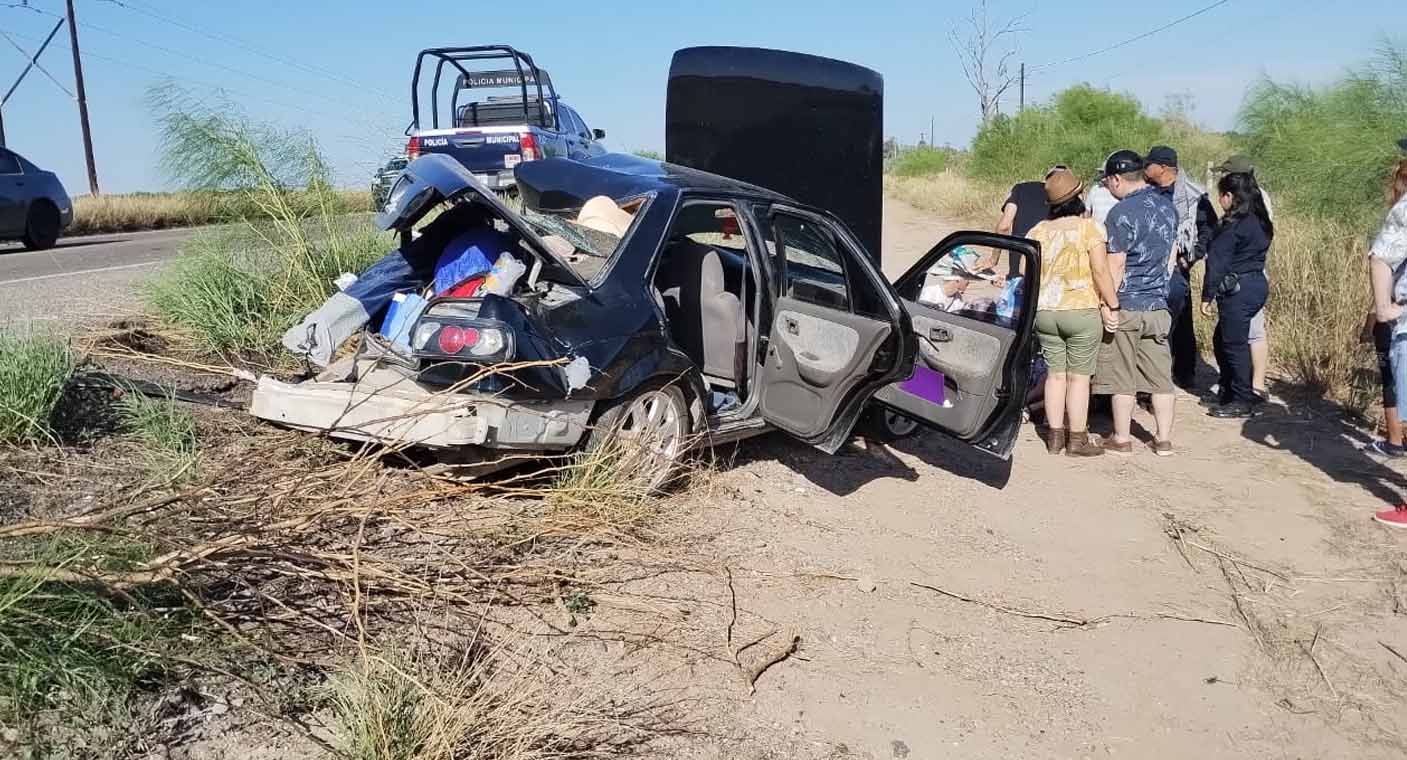 Camioneta impacta a vehículo estacionado en acotamiento de carretera Hermosillo-Bahía de Kino